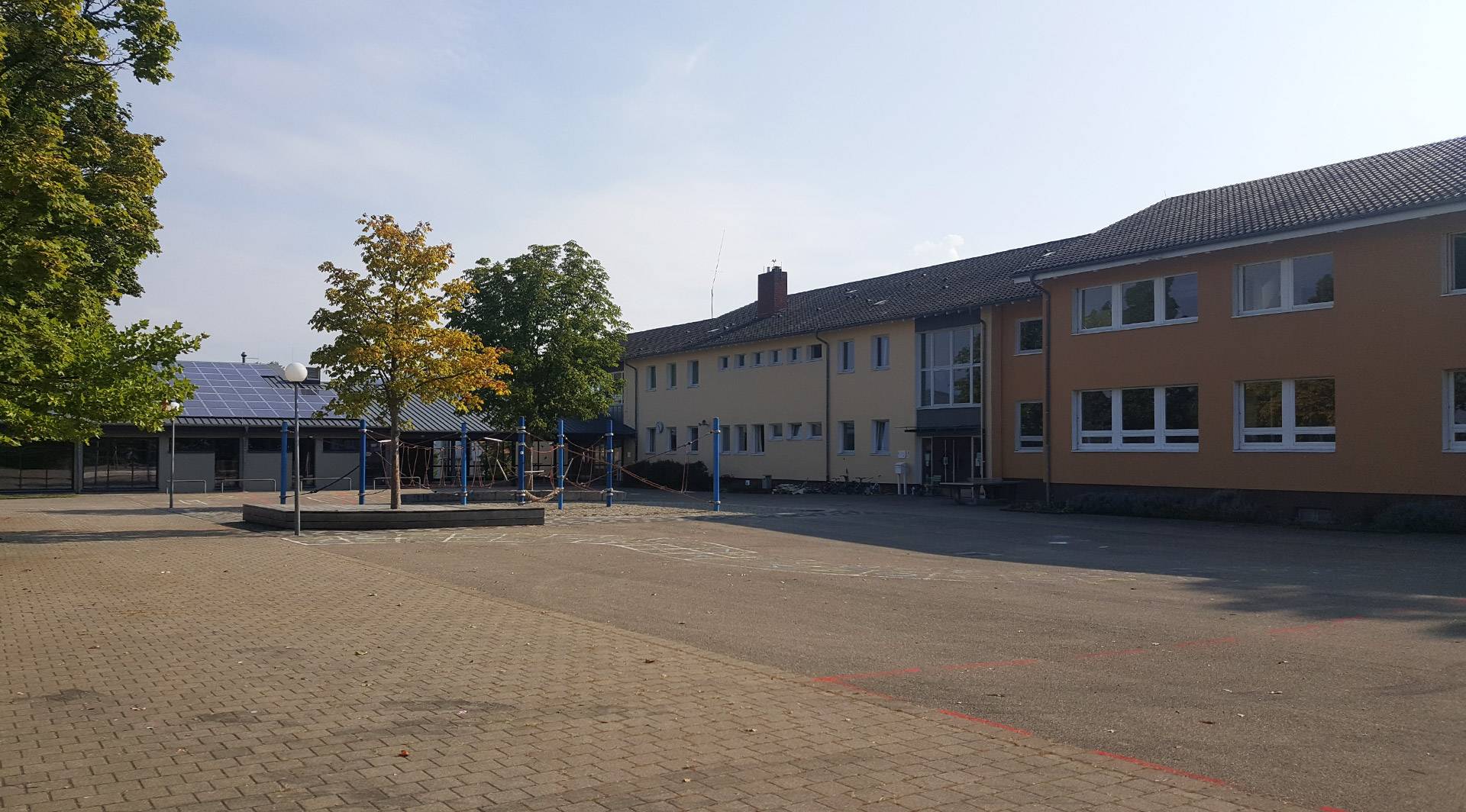Grundschule Zunsweier und Schulhof